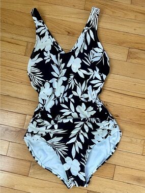 Land’s End Black & White Floral One-Piece Women’s Swimsuit Size Small